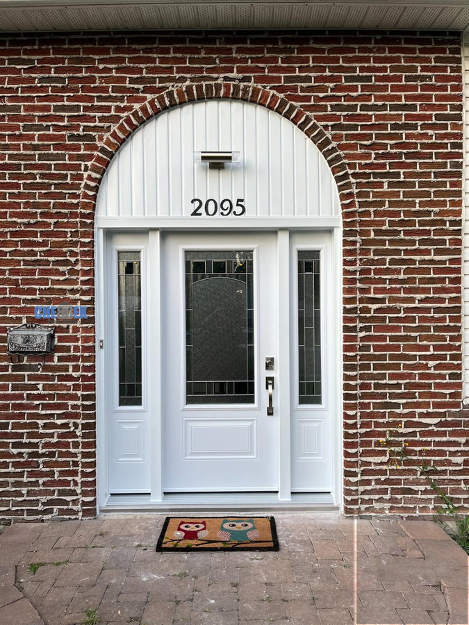 Porte d'entrée arquée après installation