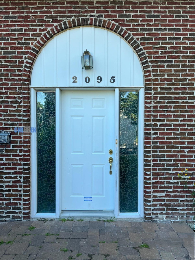 Porte d'entrée arquée avant rénovation