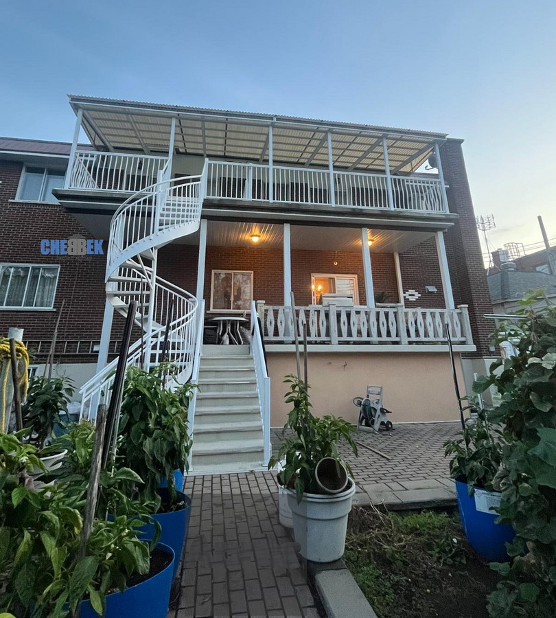 Escalier, balcon et auvent en aluminium après installation