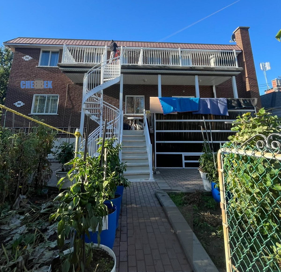 Escalier, balcon et auvent en aluminium avant installation