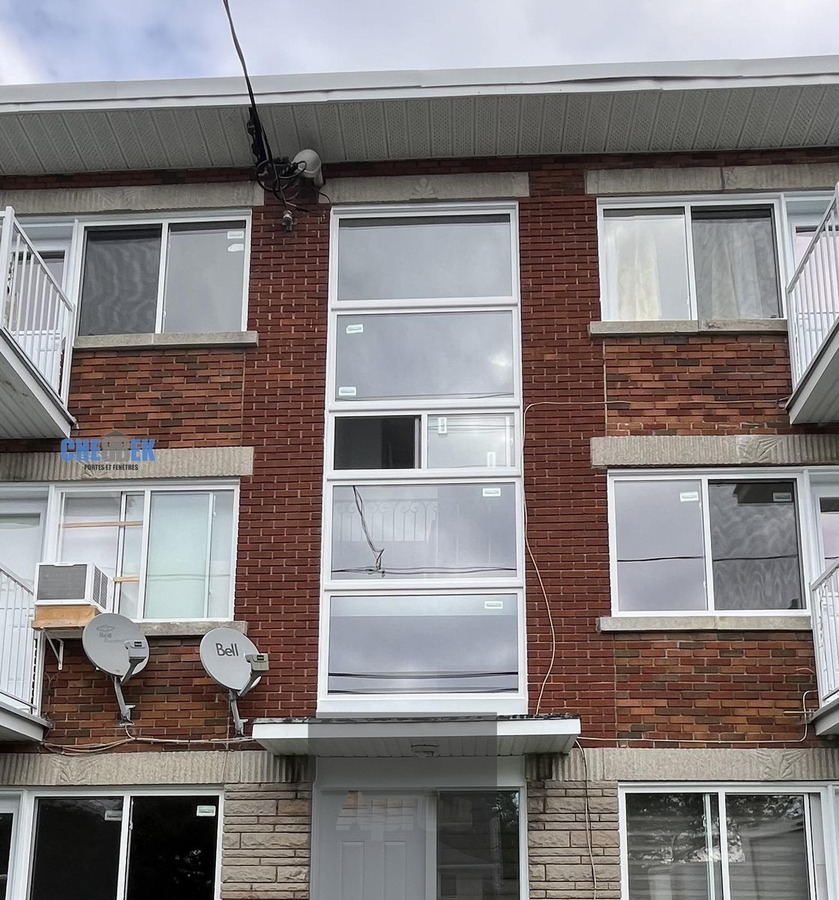 Fenêtres d'immeuble à logements après remplacement