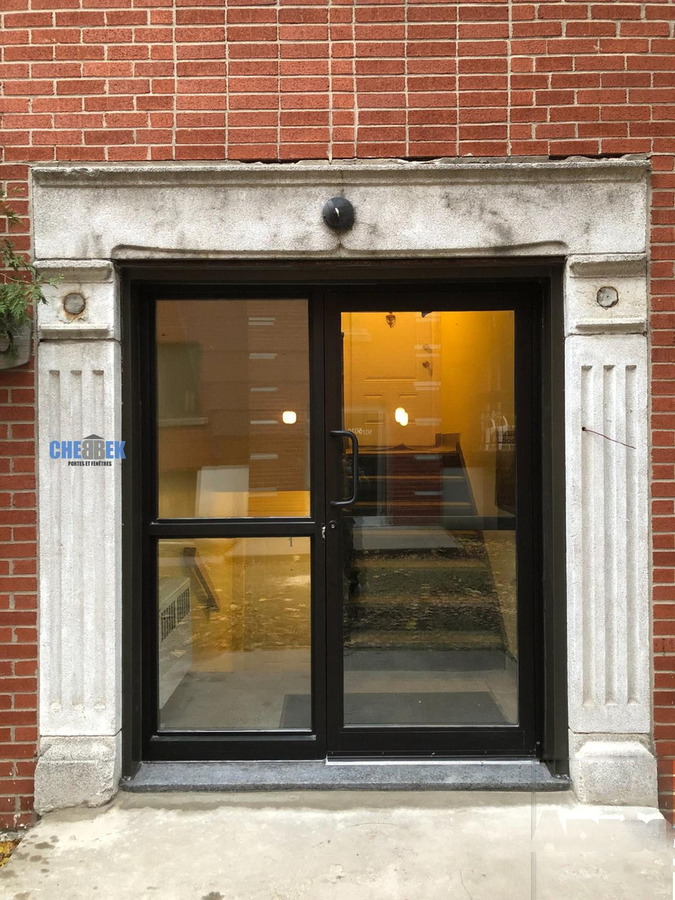 Entrée d'immeuble commercial après rénovation