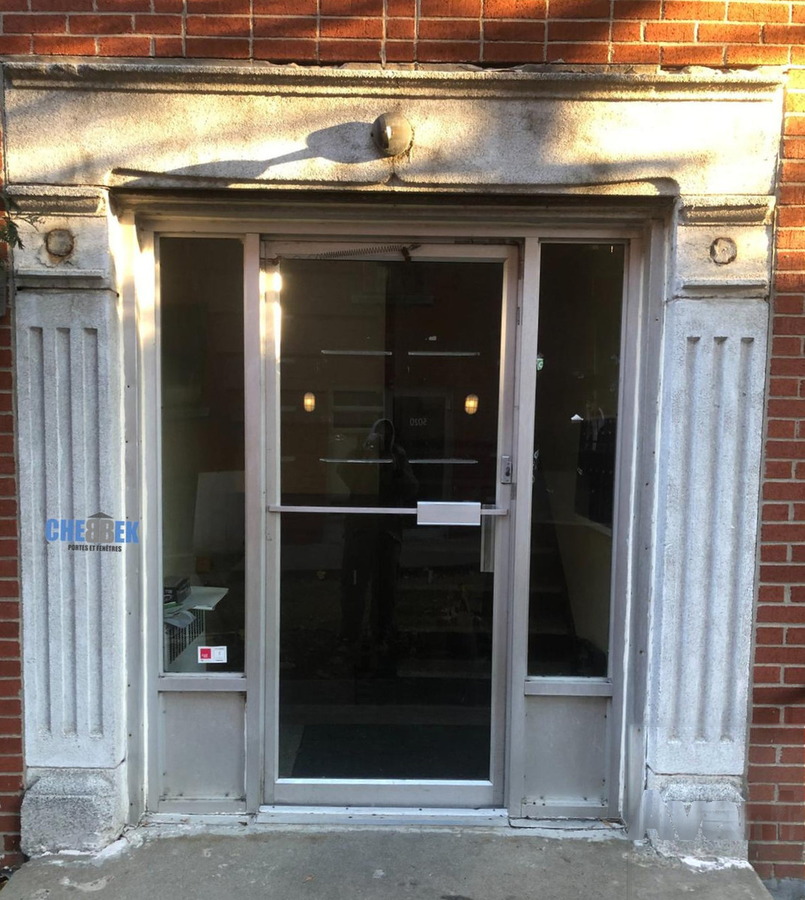 Entrée d'immeuble commercial avant rénovation