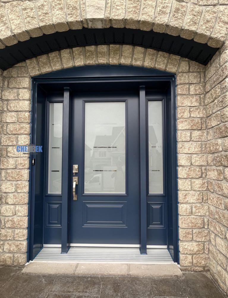 Porte d'entrée avec arche en pierre