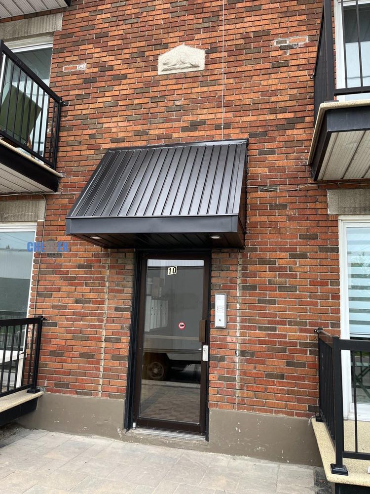 Porte commerciale avec auvent en aluminium sur mesure