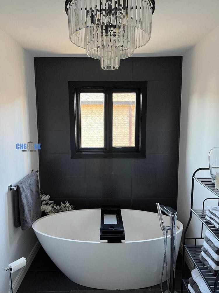 Installation de fenêtre de salle de bain