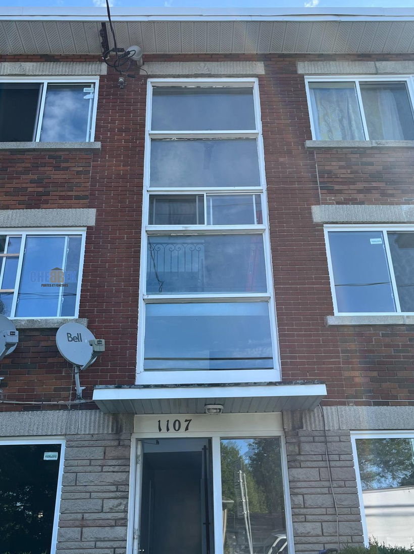 Apartment building windows before replacement