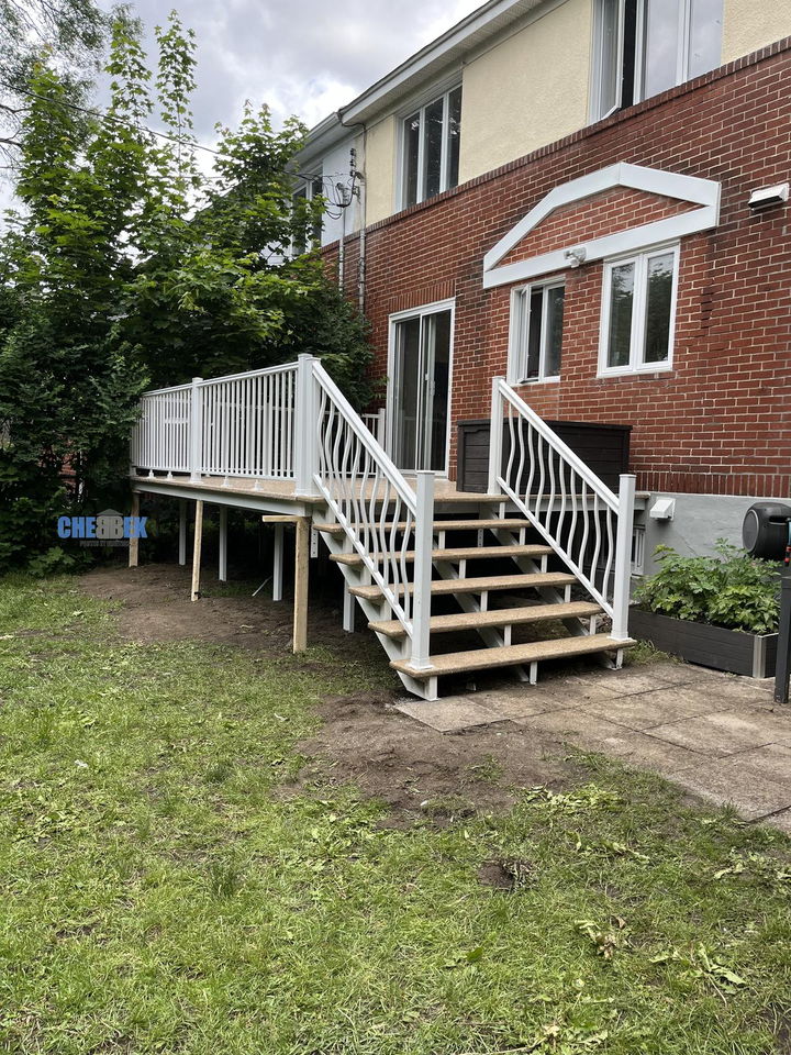 Escalier et garde-corps blancs d'une terrasse arrière